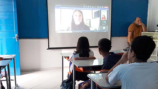Aula de inglês com professora sul-africana no Cermac
