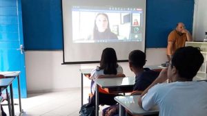Aula de inglês com professora sul-africana no Cermac