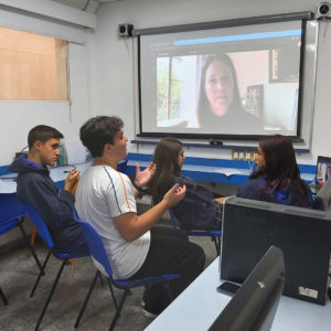  Alunos do Fund II do Cermac durante videochamada com professora sul-africana